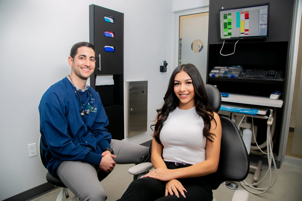 Mujer sentada en la silla del dentista