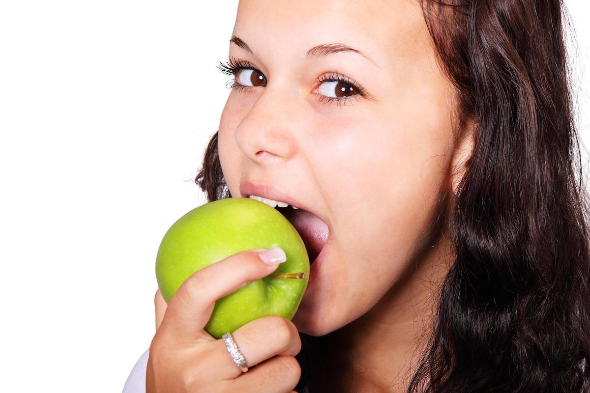 10 alimentos que mejoran la salud bucodental